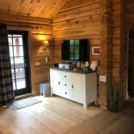 Vakantiehuis Great Log Cabin With Ski Inout And Fast Wifi *